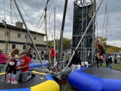 V3 Ultimate Bungee Trampoline incl staff (3 ppl)